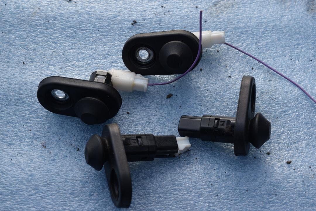 выключатель концевой (концевик) Toyota Yaris XP130 2014, 1.4 л., D-4D, 1ND-TV, дизель, МКПП, хетчбэк 5 дв., передний привод, правый руль - фото №1