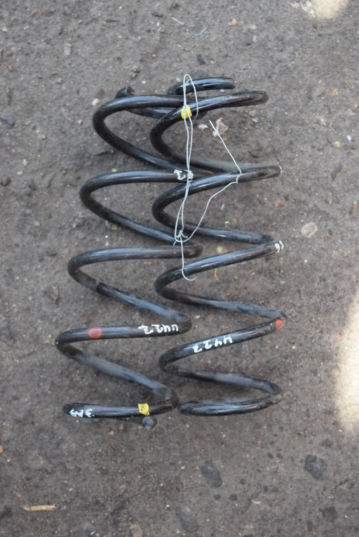 пружина задняя Toyota Yaris XP130 2014, 1.4 л., D-4D, 1ND-TV, дизель, МКПП, хетчбэк 5 дв., передний привод, правый руль - фото №1