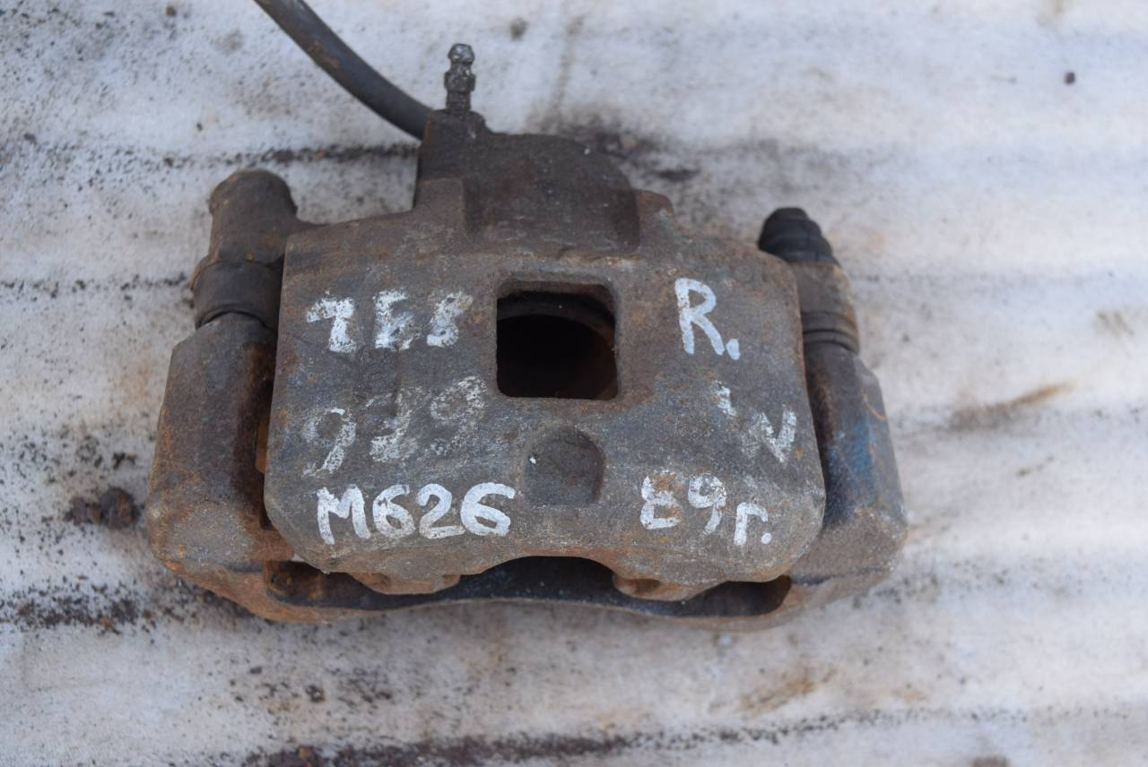 суппорт передний правый Mazda 626 3 поколение 1989, 2.0 л., бензин, АКПП - фото №1