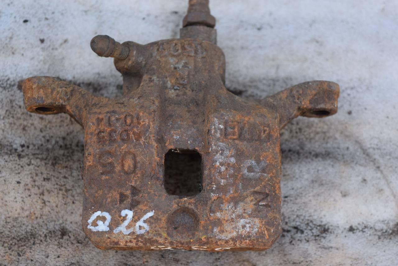 суппорт задний левый Mitsubishi Galant 8 поколение 1998, 2.0 л., дизель - фото №1