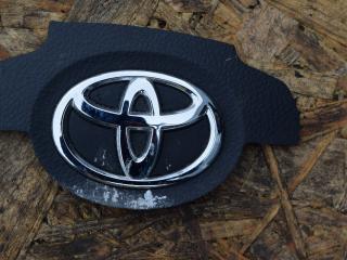 эмблема Toyota Yaris XP130 2014, 1.4 л., D-4D, 1ND-TV, дизель, МКПП, хетчбэк 5 дв., передний привод, правый руль
