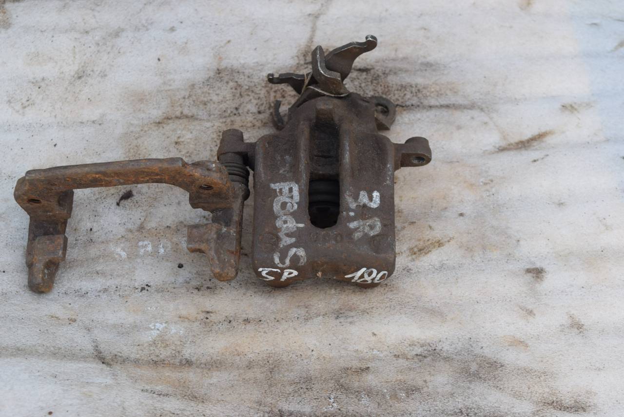 суппорт задний правый Ford Focus 1 поколение 2001, 1.8 л., дизель, МКПП, универсал - фото №1