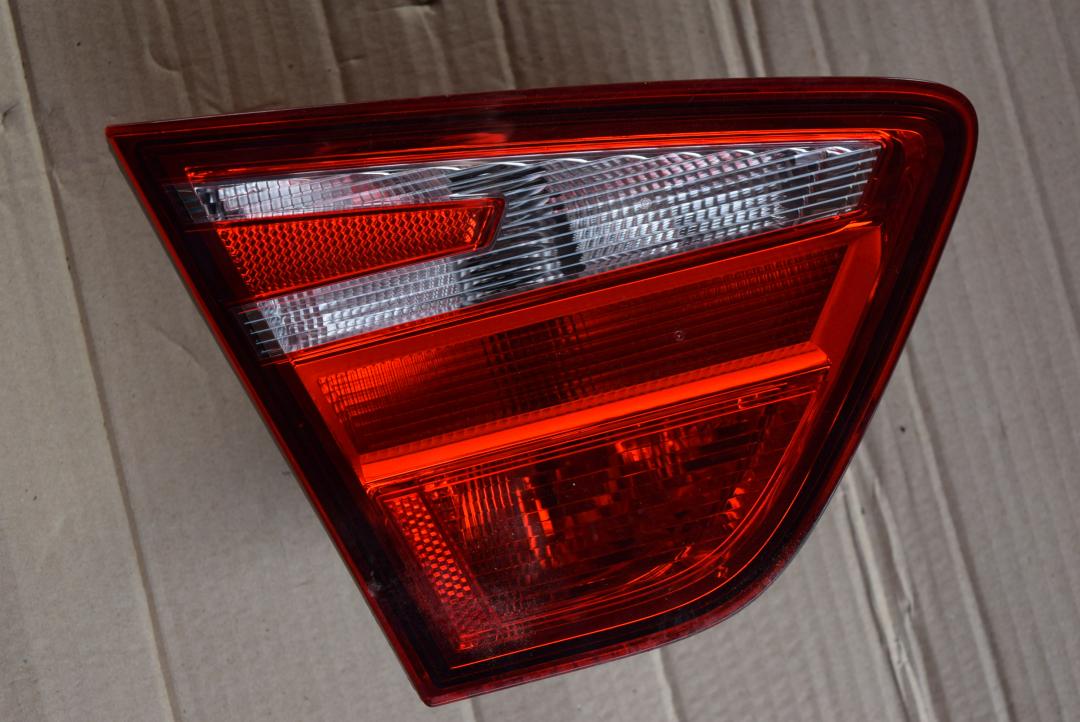 фонарь крышки багажника левый SEAT Toledo 4 поколение 2014, МКПП, хетчбэк 5 дв., 5JH945095 - фото №1