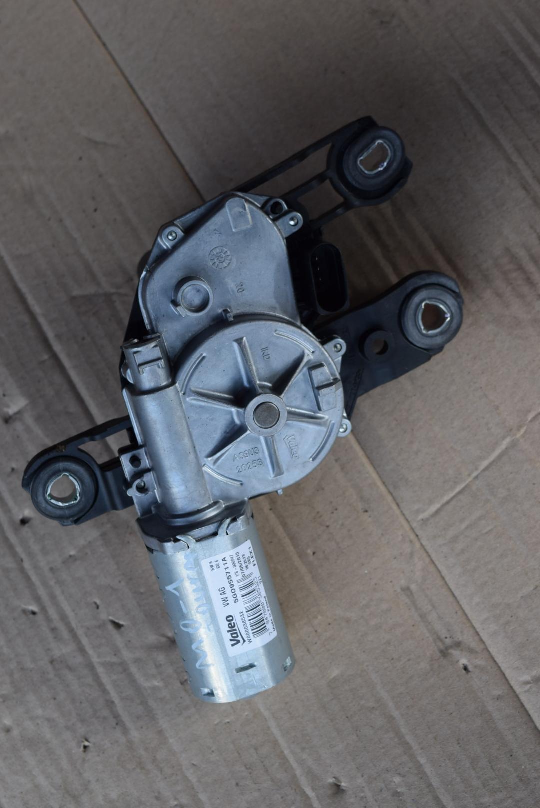 моторчик заднего стеклоочистителя (дворника) Volkswagen Touran 2 поколение 2016, МКПП, минивэн, 5G0955711A - фото №1