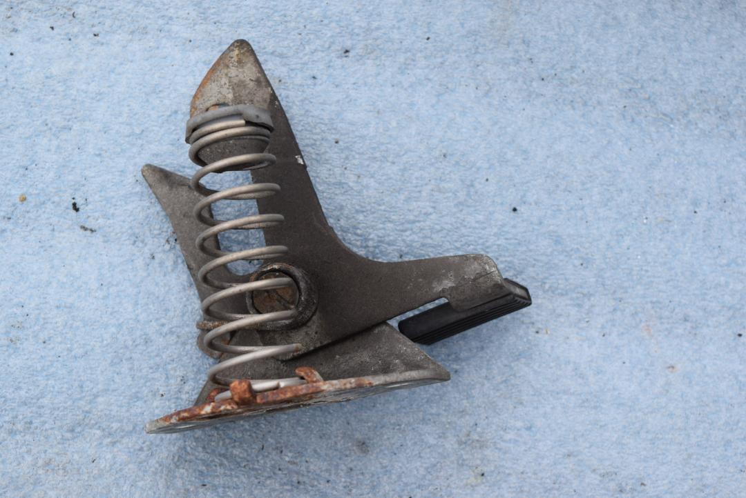 захватный крюк капота Volvo S80 1 поколение 2001, 2.4 л., B 5244 S, бензин, МКПП, синий, седан - фото №1