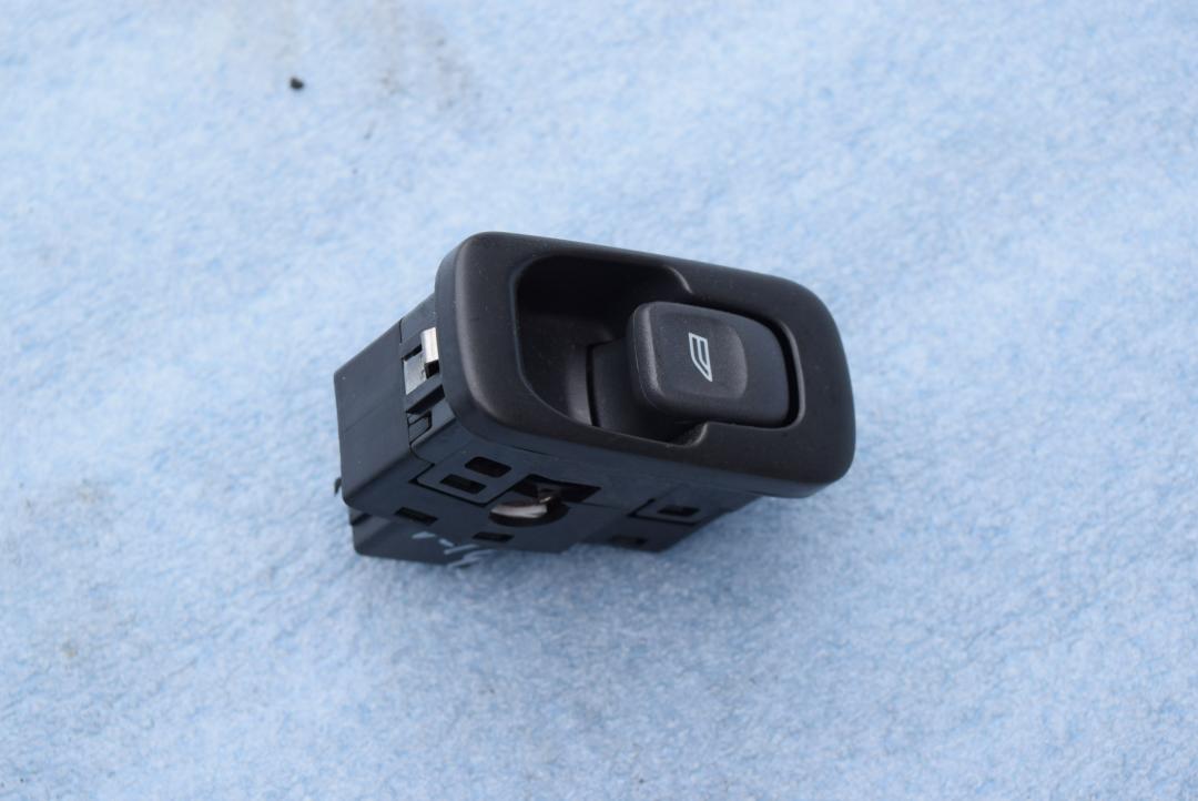 кнопка стеклоподъемника двери Volvo S80 1 поколение 2001, 2.4 л., B 5244 S, бензин, МКПП, синий, седан, 9476695 - фото №1