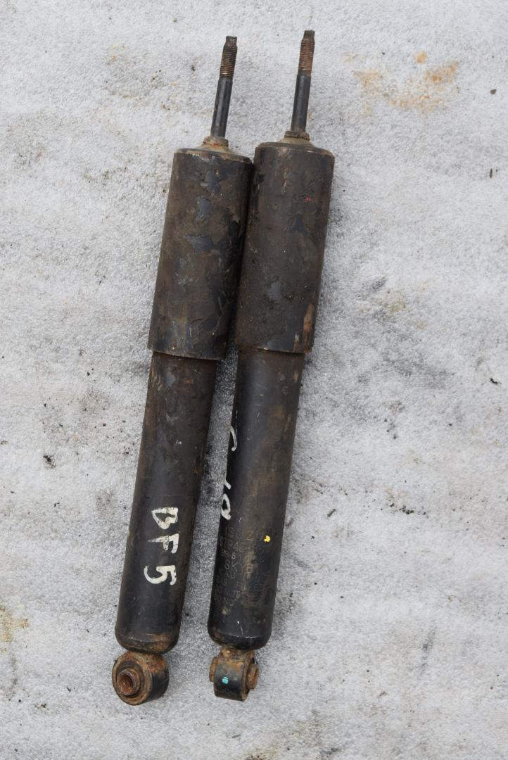 амортизатор передний Isuzu D-Max 2 поколение 2013, 3.0 л., 4JJ1-TC, дизель, АКПП, пикап, полный привод, 8979466630 - фото №1