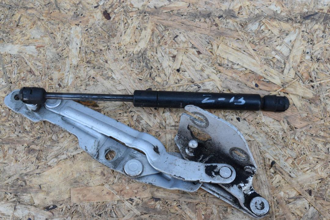 петля капота левая Volkswagen Passat B5 1999, 2.5 л., дизель, АКПП, седан, 8D5827301C - фото №1