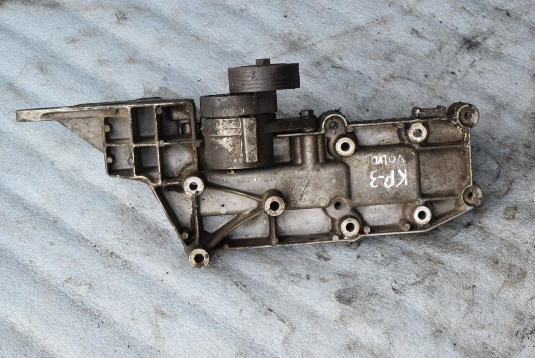 кронштейн генератора Volvo S80 1 поколение 2000, 2.8 л., бензин, АКПП, седан, 9497232 - фото №1