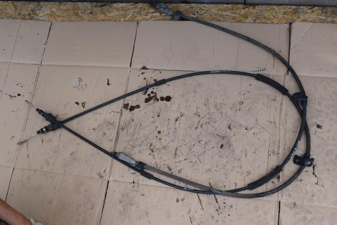 трос ручника Volvo S80 1 поколение 2000, 2.0 л., B 5204 T, бензин, МКПП, седан, передний привод, 9434192 - фото №1