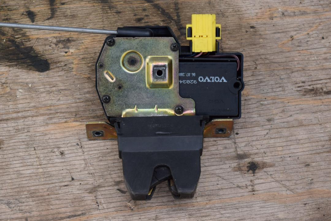 замок багажника Volvo S80 1 поколение 2000, 2.0 л., B 5204 T, бензин, МКПП, седан, передний привод, 9203463, 9170974 - фото №1