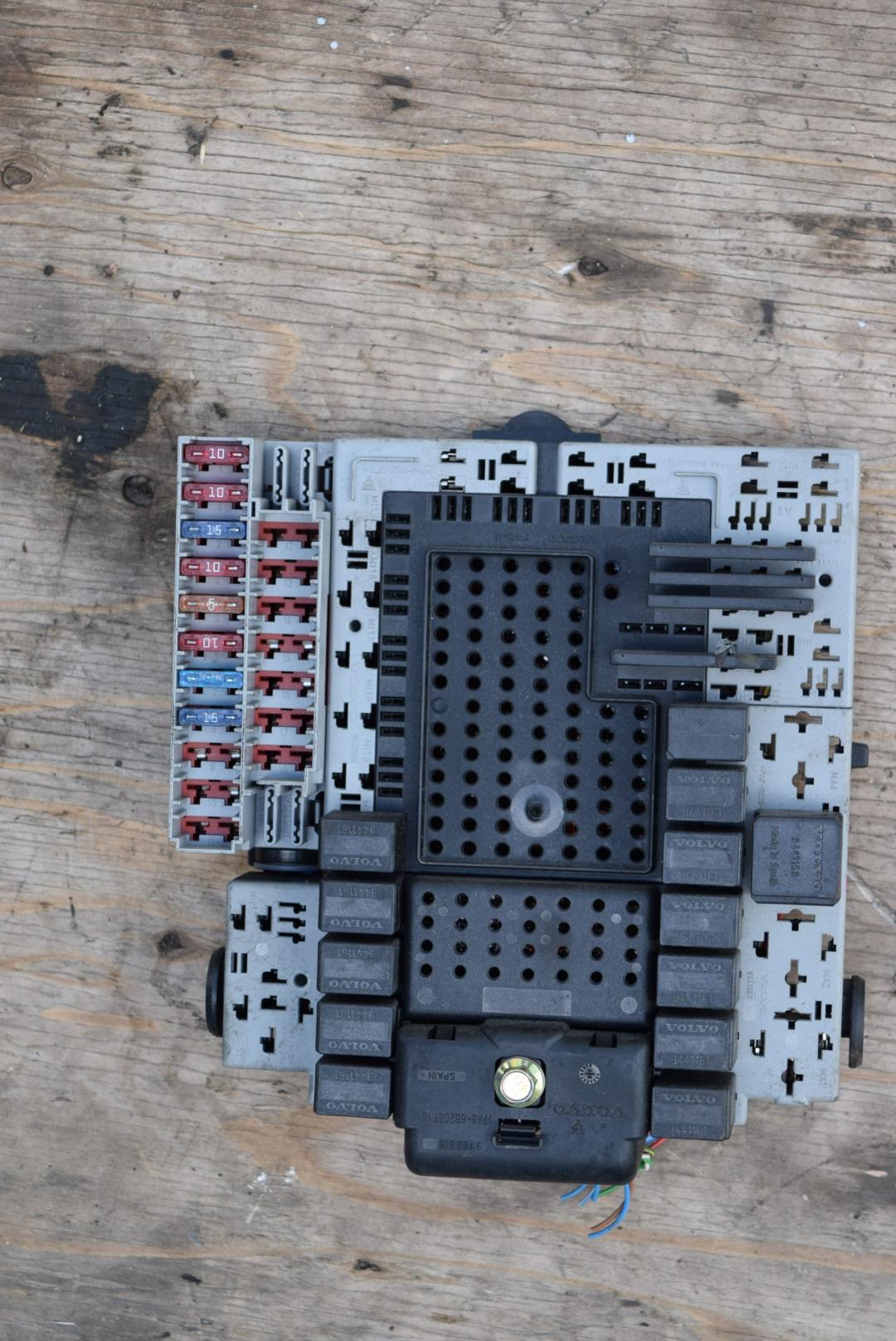 блок предохранителей Volvo S80 1 поколение 2000, 2.0 л., B 5204 T, бензин, МКПП, седан, передний привод, 9494509, 9401802 - фото №1