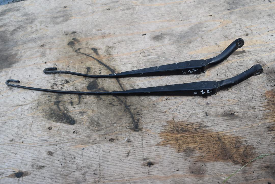 щеткодержатель (поводок стеклоочистителя, дворник) Volvo S80 1 поколение 2000, 2.0 л., B 5204 T, бензин, МКПП, седан, передний привод, 9484619 - фото №1