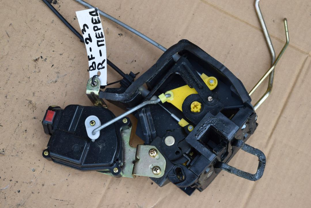 замок двери передней правой Kia Rio 2 поколение 2006, 1.5 л., дизель, МКПП, хетчбэк 5 дв. - фото №1