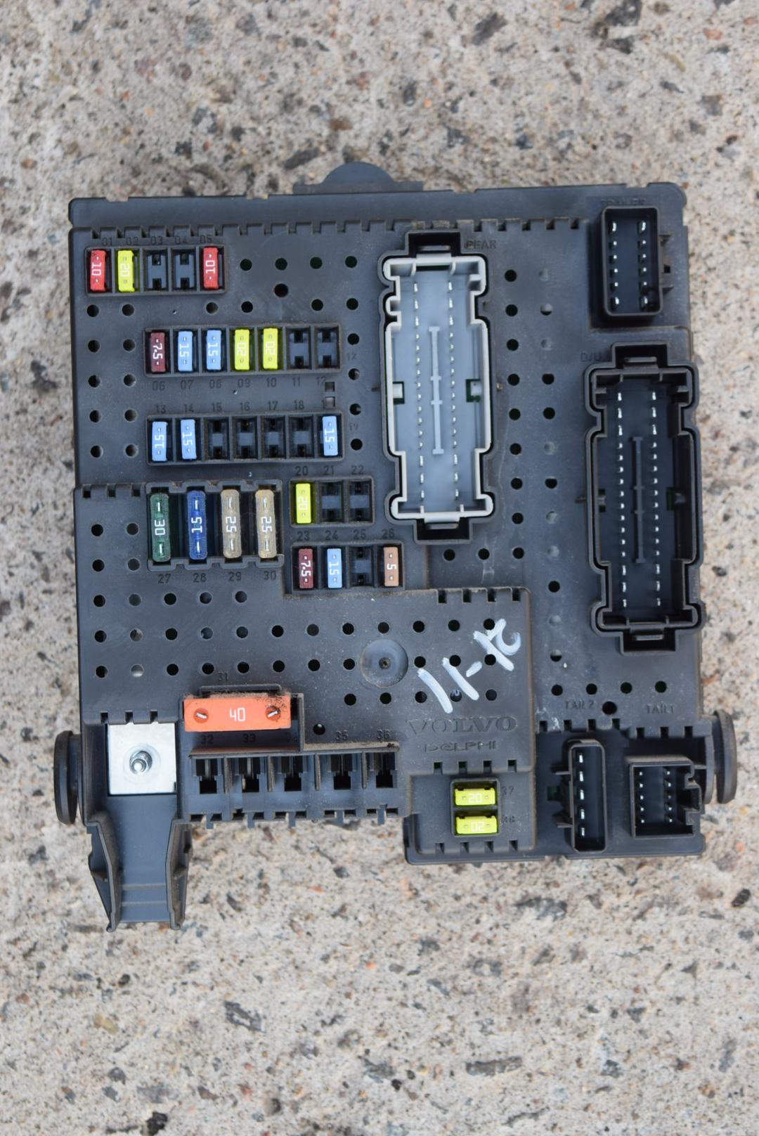 блок предохранителей Volvo XC90 1 поколение 2006, 2.4 л., D5, D 5244 T5, дизель, АКПП, внедорожник 5 дв., правый руль, 30728512 - фото №1