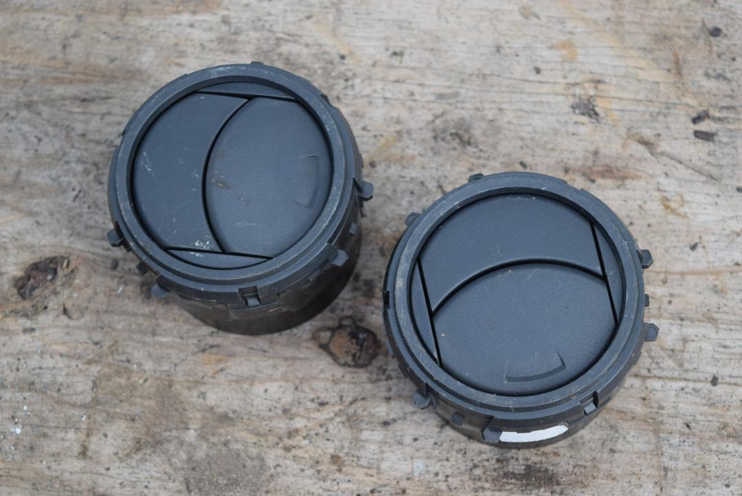 дефлектор обдува салона Toyota Yaris XP9 2007, 1.4 л., D-4D, 1ND-TV, дизель, МКПП, серый, хетчбэк 3 дв., правый руль - фото №1