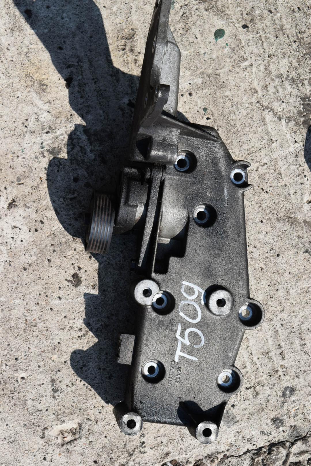 кронштейн двигателя Volvo S70 1 поколение 1998, 2.5 л., бензин, МКПП, седан, 9186136 - фото №1