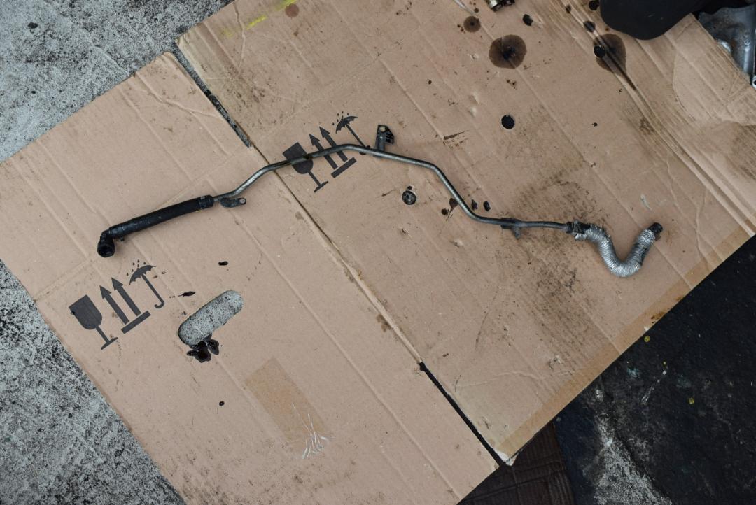 трубка охлаждающей жидкости Opel Insignia 1 поколение (A) 2010, 2.8 л., бензин, АКПП, серый, хетчбэк 5 дв., правый руль, 55571704, 55571703 - фото №1