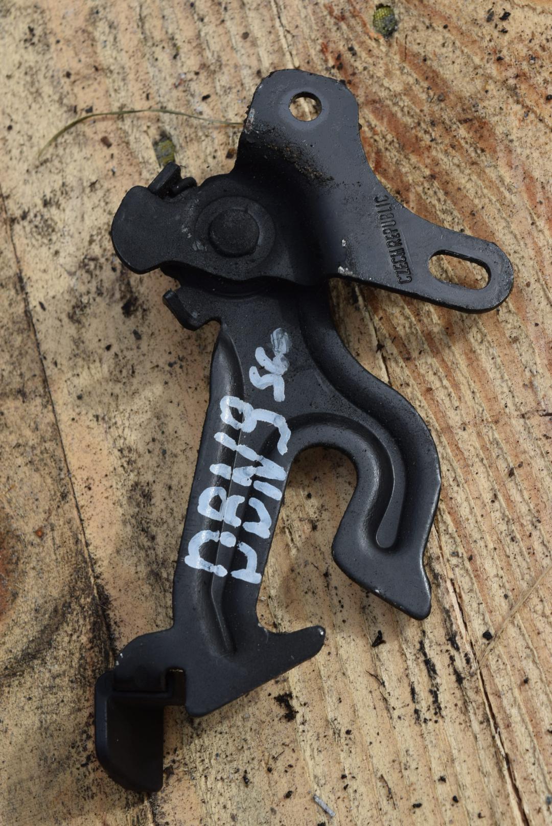 захватный крюк капота Volvo S60 2 поколение 2012, 2.0 л., D 5204 T3, дизель, МКПП, седан, передний привод, правый руль, 31218611 - фото №1