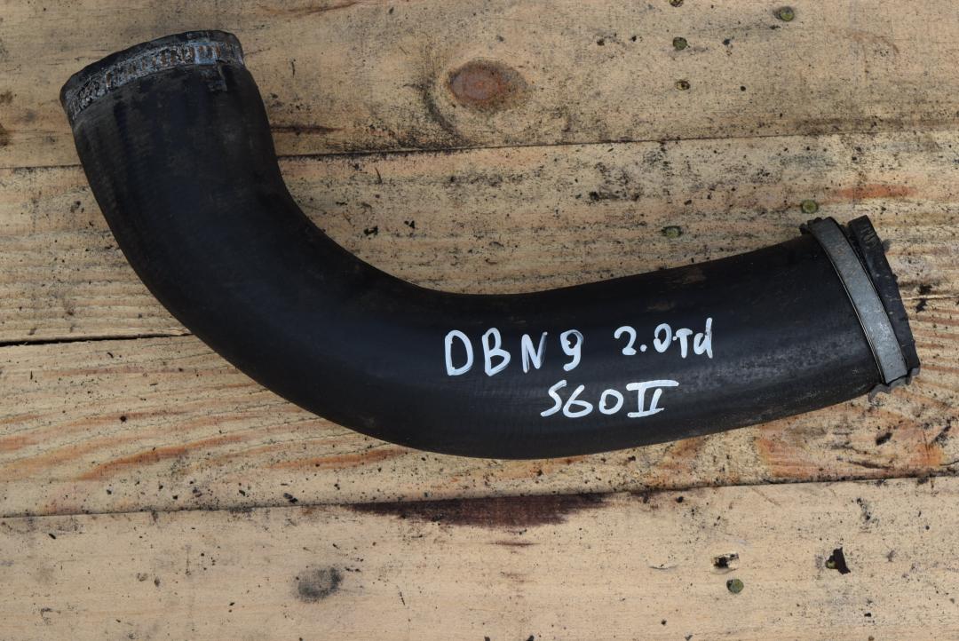 патрубок интеркулера Volvo S60 2 поколение 2012, 2.0 л., D 5204 T3, дизель, МКПП, седан, передний привод, правый руль, 31293562 - фото №1