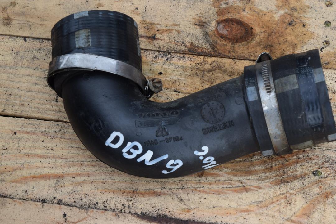 патрубок интеркулера Volvo S60 2 поколение 2012, 2.0 л., D 5204 T3, дизель, МКПП, седан, передний привод, правый руль, 31338572 - фото №1