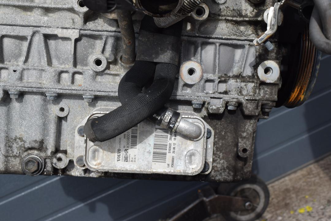 радиатор масляный Volvo S60 2 поколение 2012, 2.0 л., D 5204 T3, дизель, МКПП, седан, передний привод, правый руль, 31325045 - фото №1
