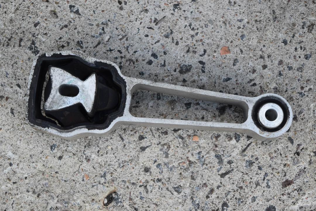 подушка крепления двигателя Volvo S60 2 поколение 2012, 2.0 л., D 5204 T3, дизель, МКПП, седан, передний привод, правый руль - фото №1