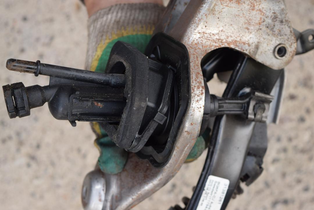 цилиндр сцепления главный Volvo S60 2 поколение 2012, 2.0 л., D 5204 T3, дизель, МКПП, седан, передний привод, правый руль, 6G917A542BA - фото №1