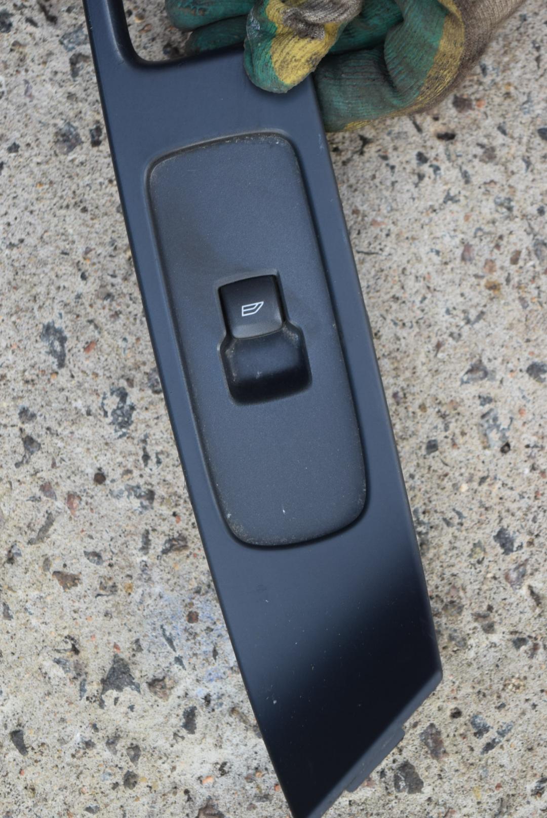 кнопка стеклоподъемника двери задней Volvo S60 2 поколение 2012, 2.0 л., D 5204 T3, дизель, МКПП, седан, передний привод, правый руль, 31272013 - фото №1