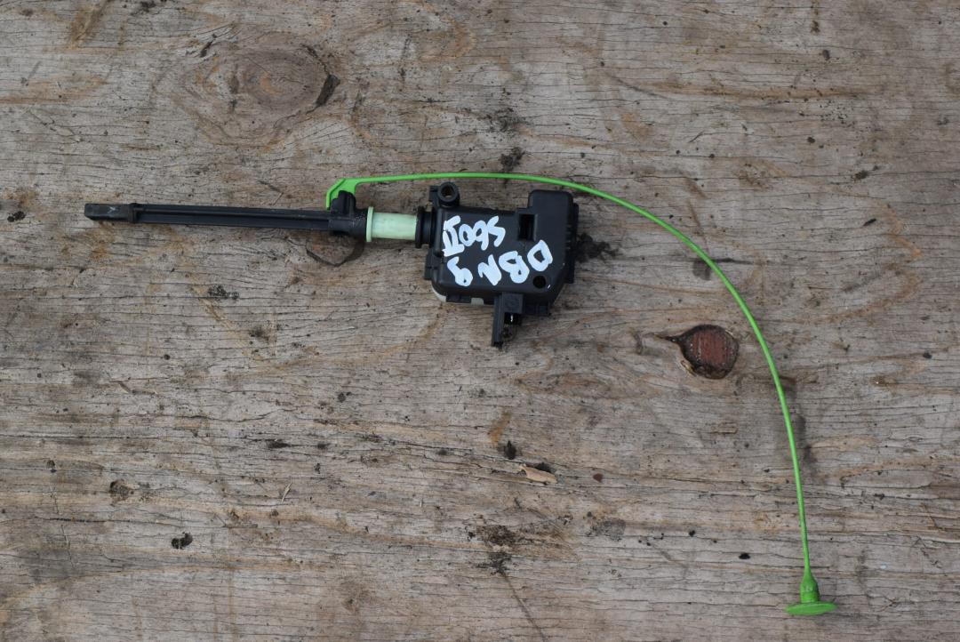 замок лючка топливного бака Volvo S60 2 поколение 2012, 2.0 л., D 5204 T3, дизель, МКПП, седан, передний привод, правый руль, 86113136 - фото №1