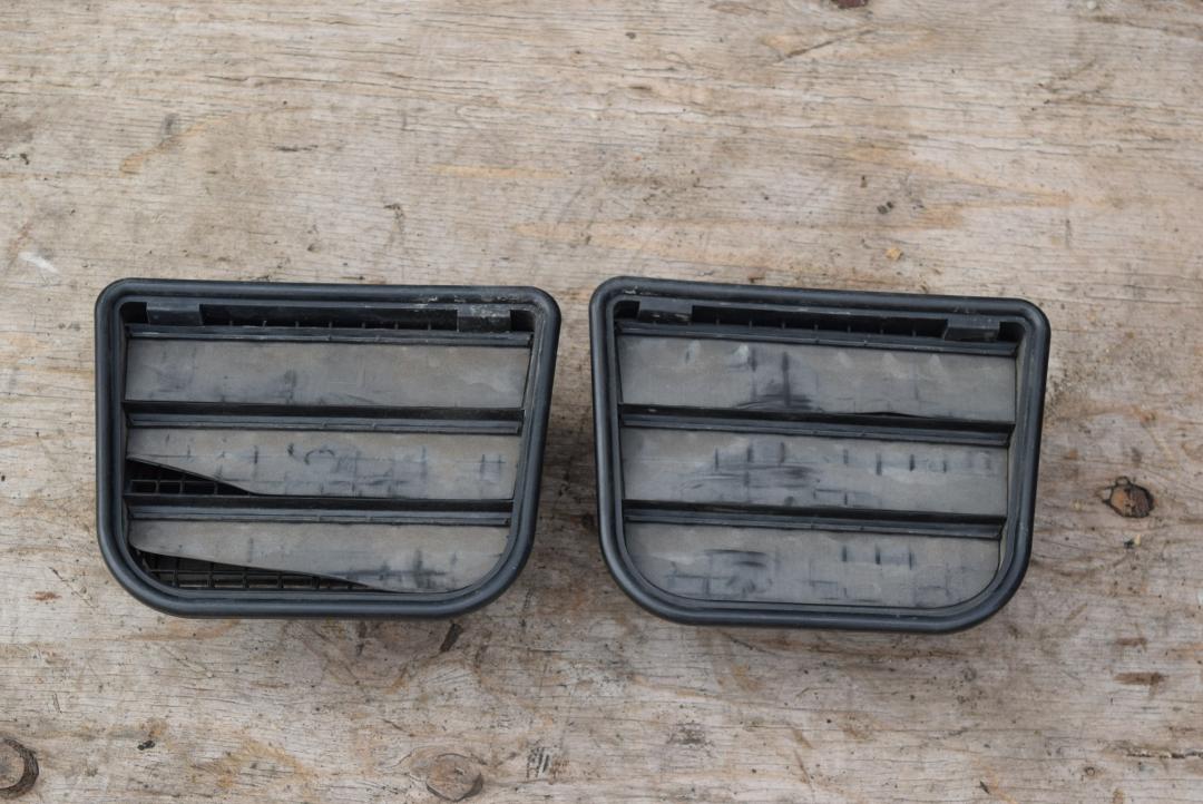 решетка вентиляции багажника Volvo S60 2 поколение 2012, 2.0 л., D 5204 T3, дизель, МКПП, седан, передний привод, правый руль, 31291229, 31291230 - фото №1