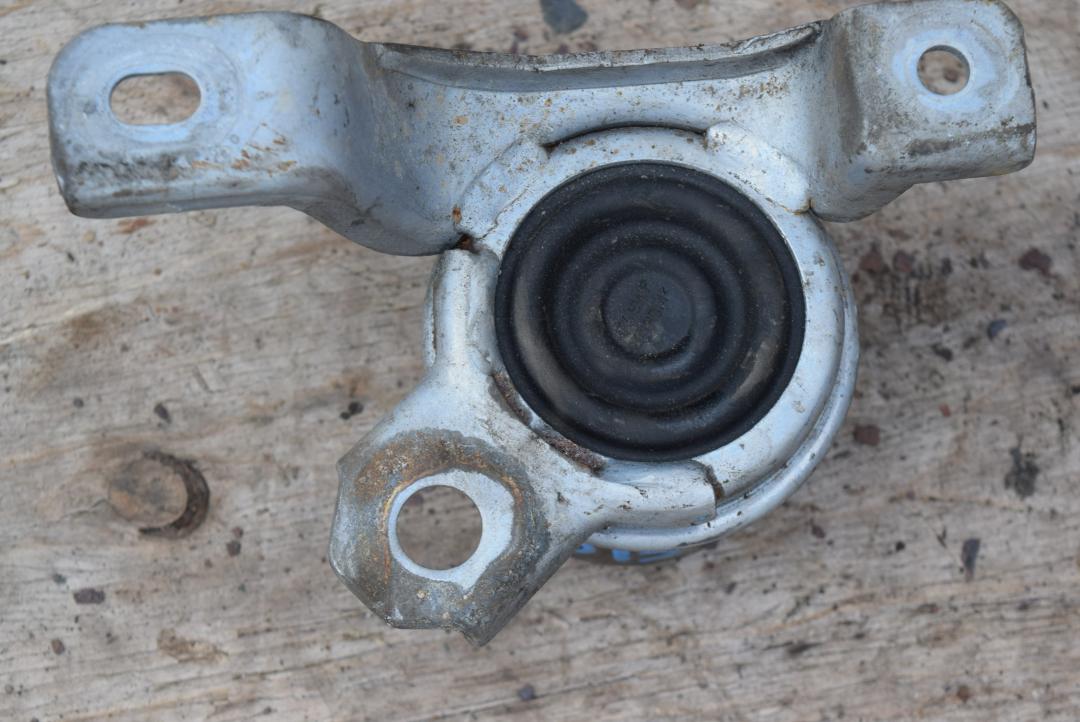 подушка крепления двигателя Volvo S60 2 поколение 2012, 2.0 л., D 5204 T3, дизель, МКПП, седан, передний привод, правый руль, 30671245 - фото №1