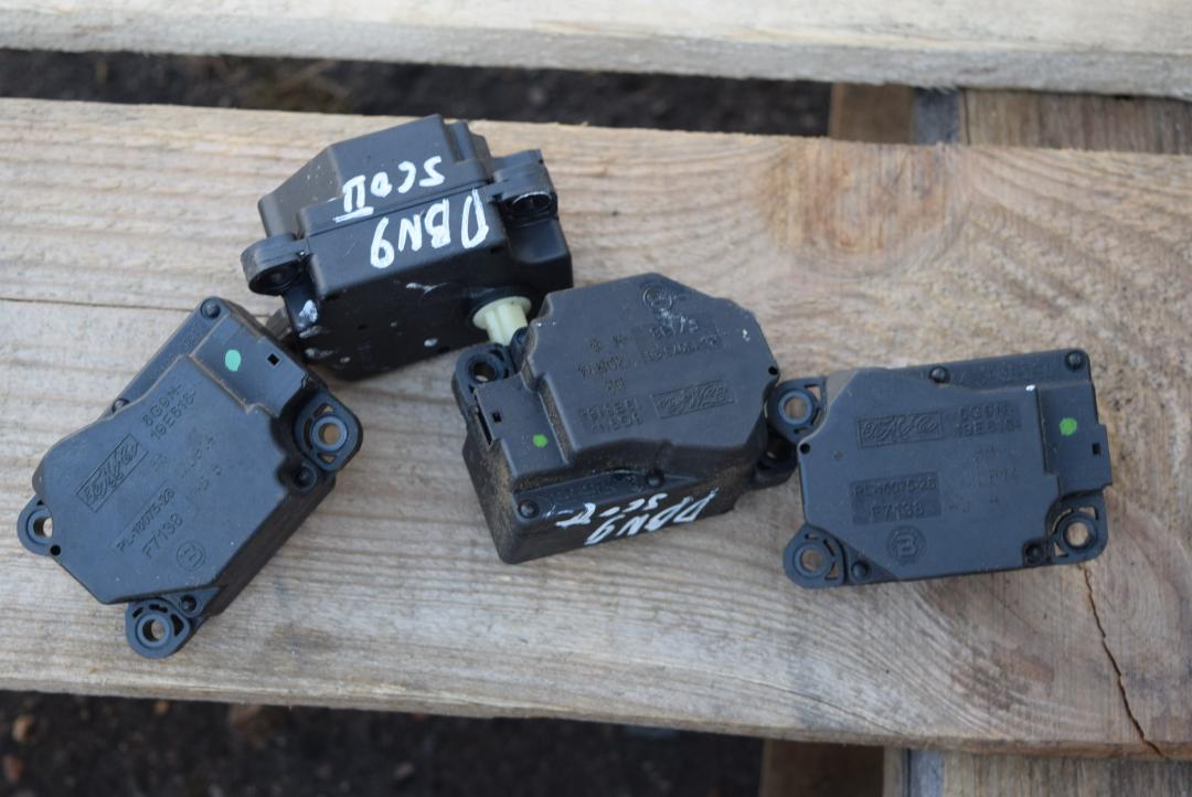 моторчик заслонки печки Volvo S60 2 поколение 2012, 2.0 л., D 5204 T3, дизель, МКПП, седан, передний привод, правый руль, 6G9N19E616BB - фото №1