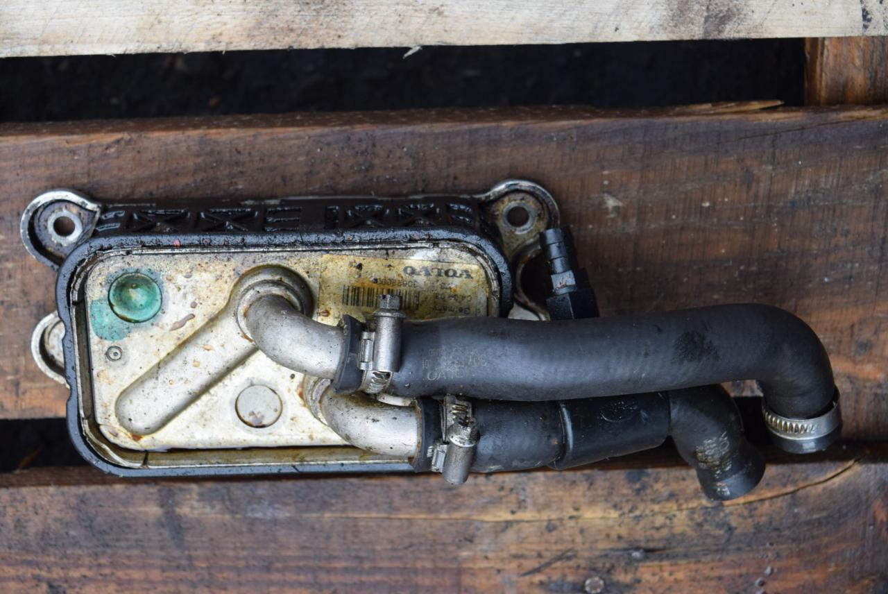 радиатор масляный Volvo XC90 1 поколение 2005, 2.9 л., бензин, АКПП, внедорожник 5 дв., правый руль, 30622090 - фото №1