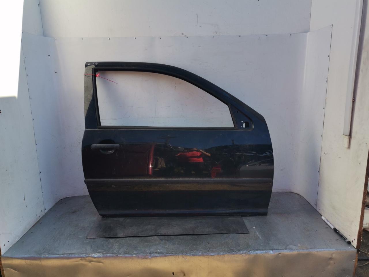 дверь передняя правая Volkswagen Golf 4 поколение 2002, 1.6 л., BAD, бензин, 5МКПП, хетчбэк 3 дв. - фото №1