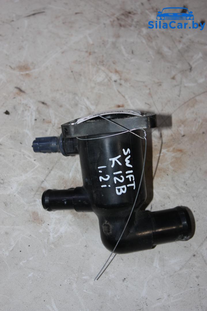 корпус термостата Suzuki Swift 4 поколение 2013, 1.2 л., бензин - фото №1