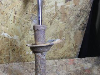 амортизатор передний правый Toyota Yaris P1 2001