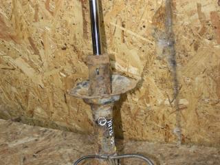 амортизатор передний левый Toyota Yaris P1 2001