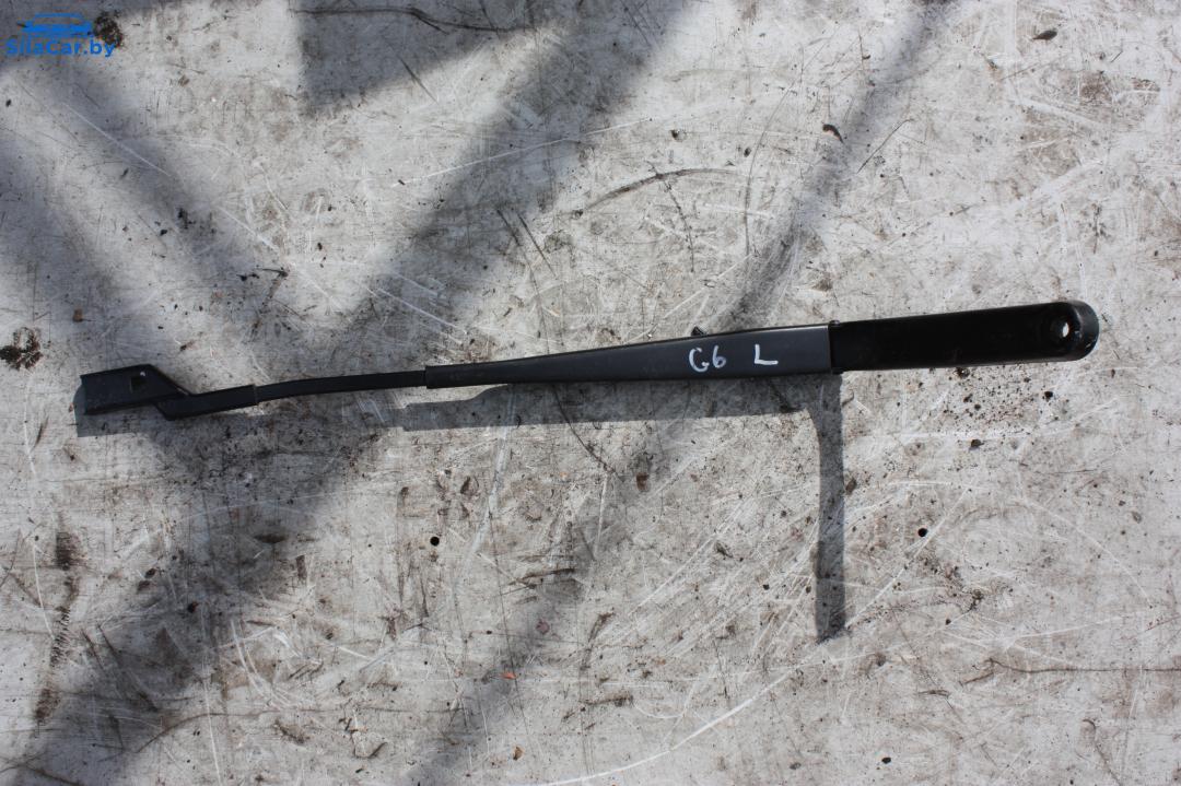 щеткодержатель (поводок стеклоочистителя, дворник) Volkswagen Golf 6 поколение 2008, 2.0 л., дизель - фото №1