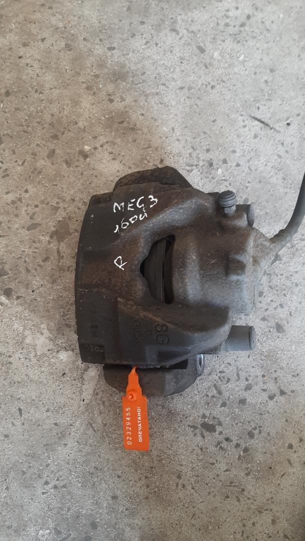 суппорт передний правый Renault Megane 3 поколение 2010, 1.5 л., дизель - фото №1