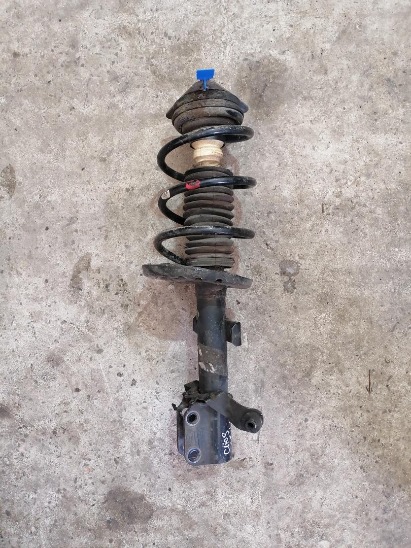 стойка передняя правая Renault Clio 3 поколение 2009, 1.5 л., дизель - фото №1