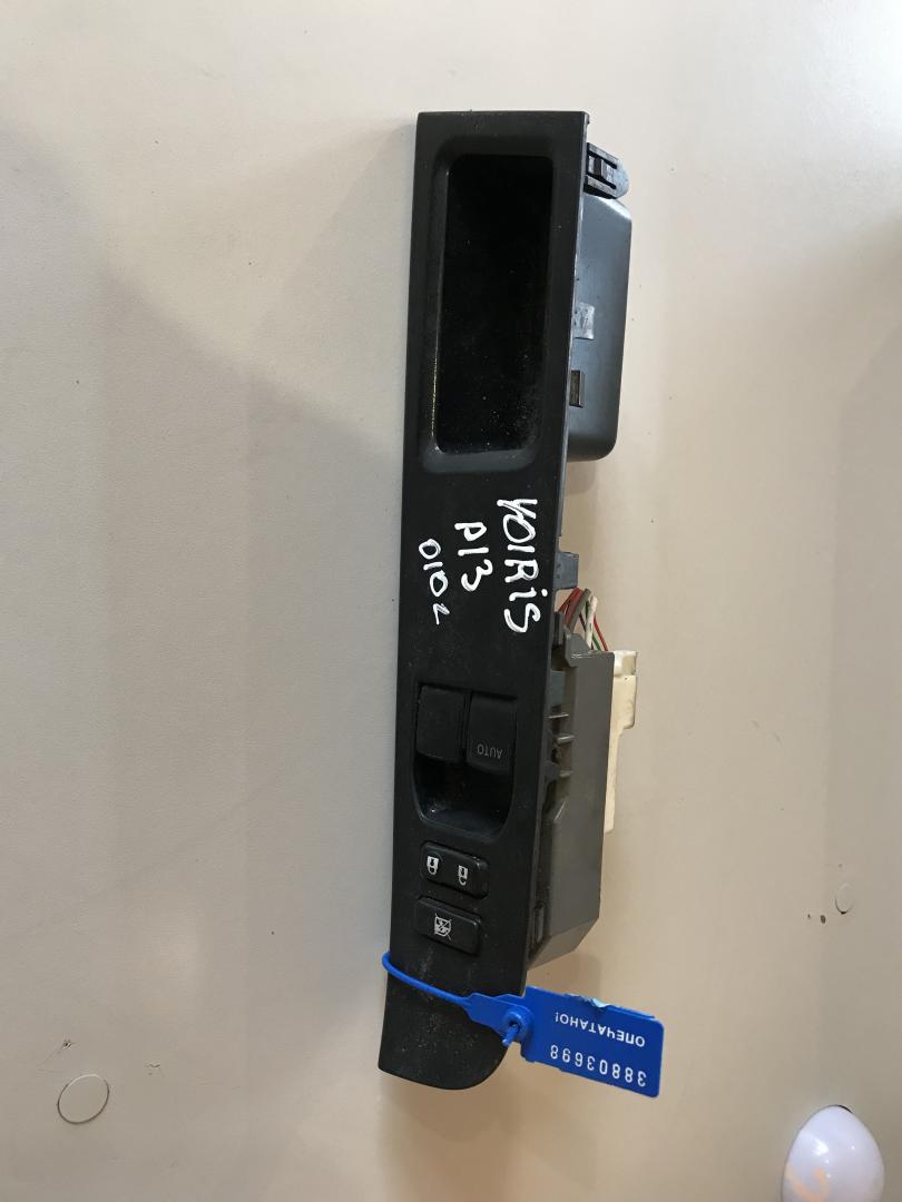 кнопка стеклоподъемника двери передней левой Toyota Yaris XP130 2011, 742320D670 - фото №1