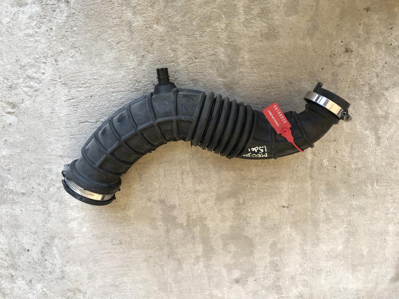 патрубок интеркулера Renault Megane 3 поколение (2008 - 2014), 1.5 л., дизель, 8200750731 - фото №1