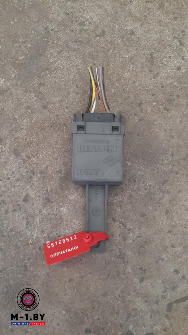 блок управления стеклоподъемниками Renault Laguna 1 поколение 1995, 7700822928 - фото №1