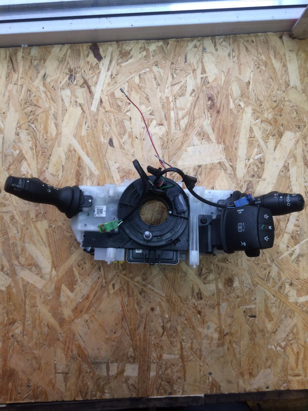 переключатель подрулевой (стрекоза) Renault Laguna 3 поколение 2007, 1.5 л., дизель, АКПП, хетчбэк 5 дв., 255670001R - фото №1