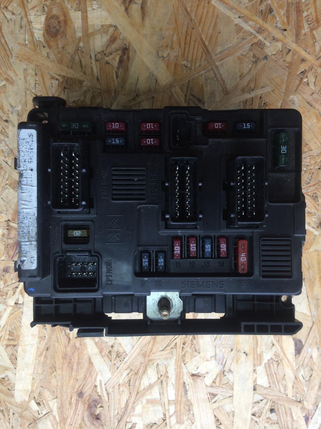 блок предохранителей Peugeot 307 1 поколение 2002, 2.0 л., дизель, АКПП, универсал, 9643498380 - фото №1