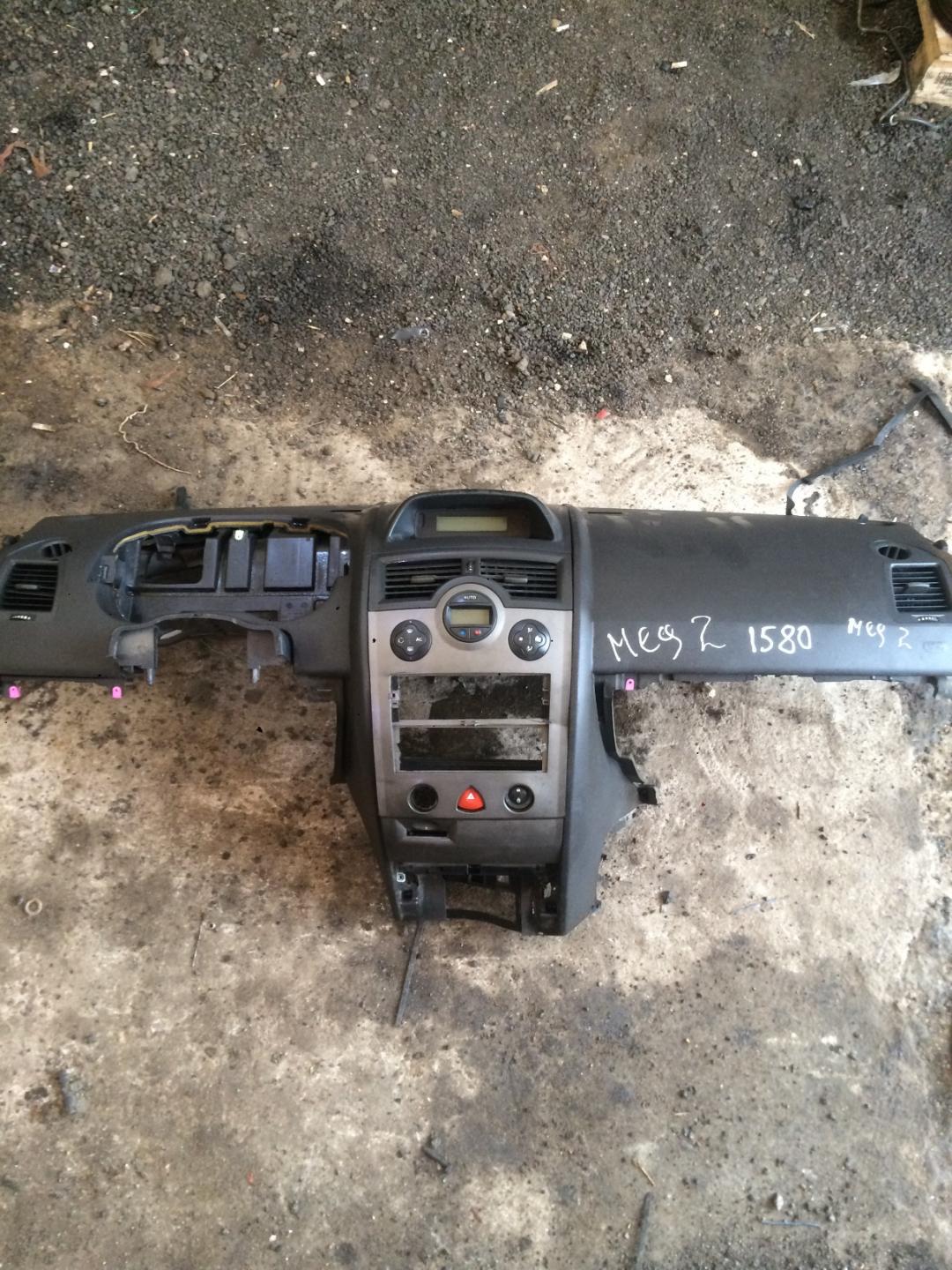 панель передняя салона (торпедо) Renault Megane 2 поколение 2004, 1.6 л., бензин, хетчбэк 5 дв. - фото №1