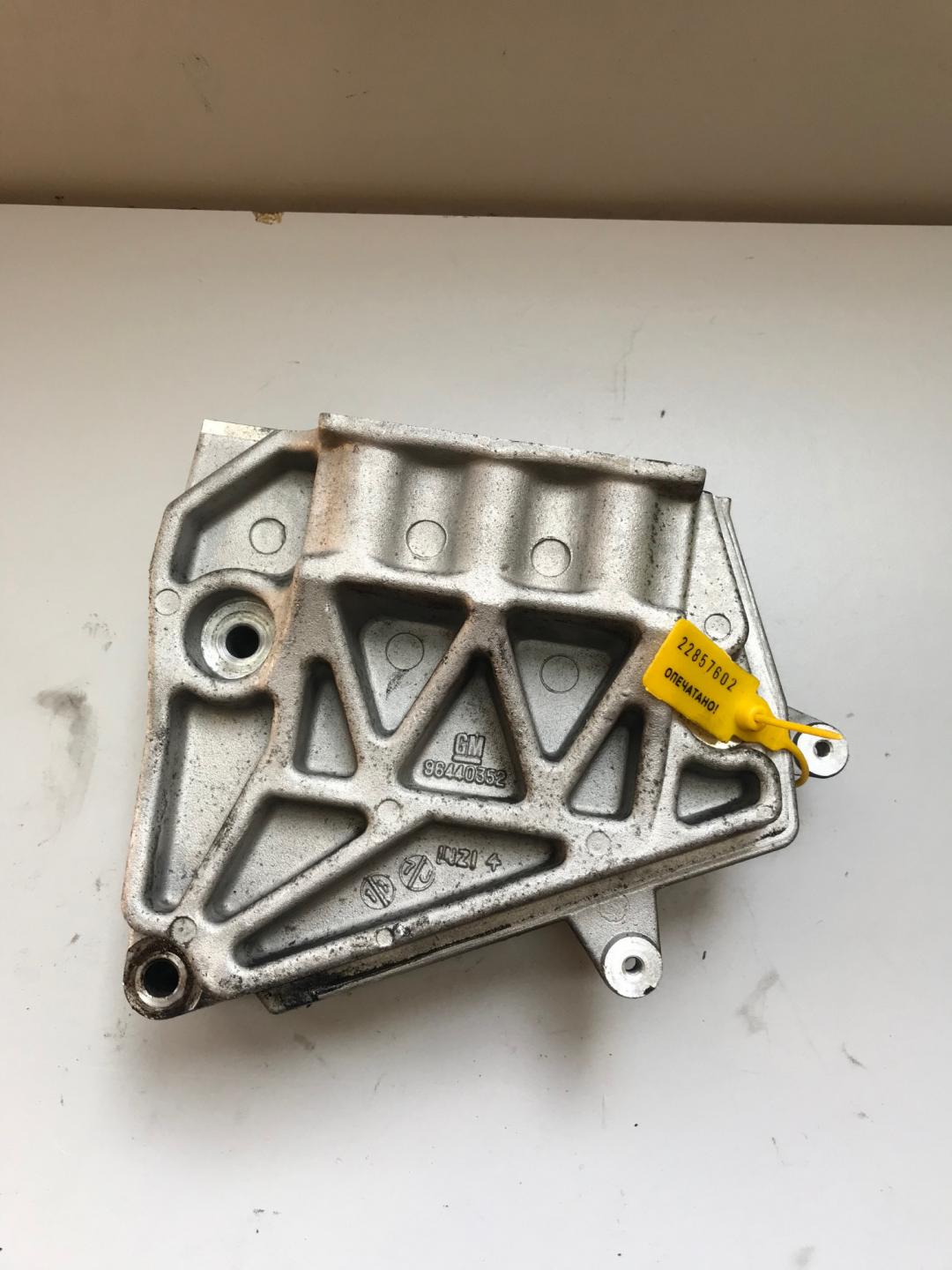 кронштейн двигателя Chevrolet Captiva 1 поколение 2007, 2.0 л., дизель, МКПП, внедорожник 5 дв., 96440352 - фото №1