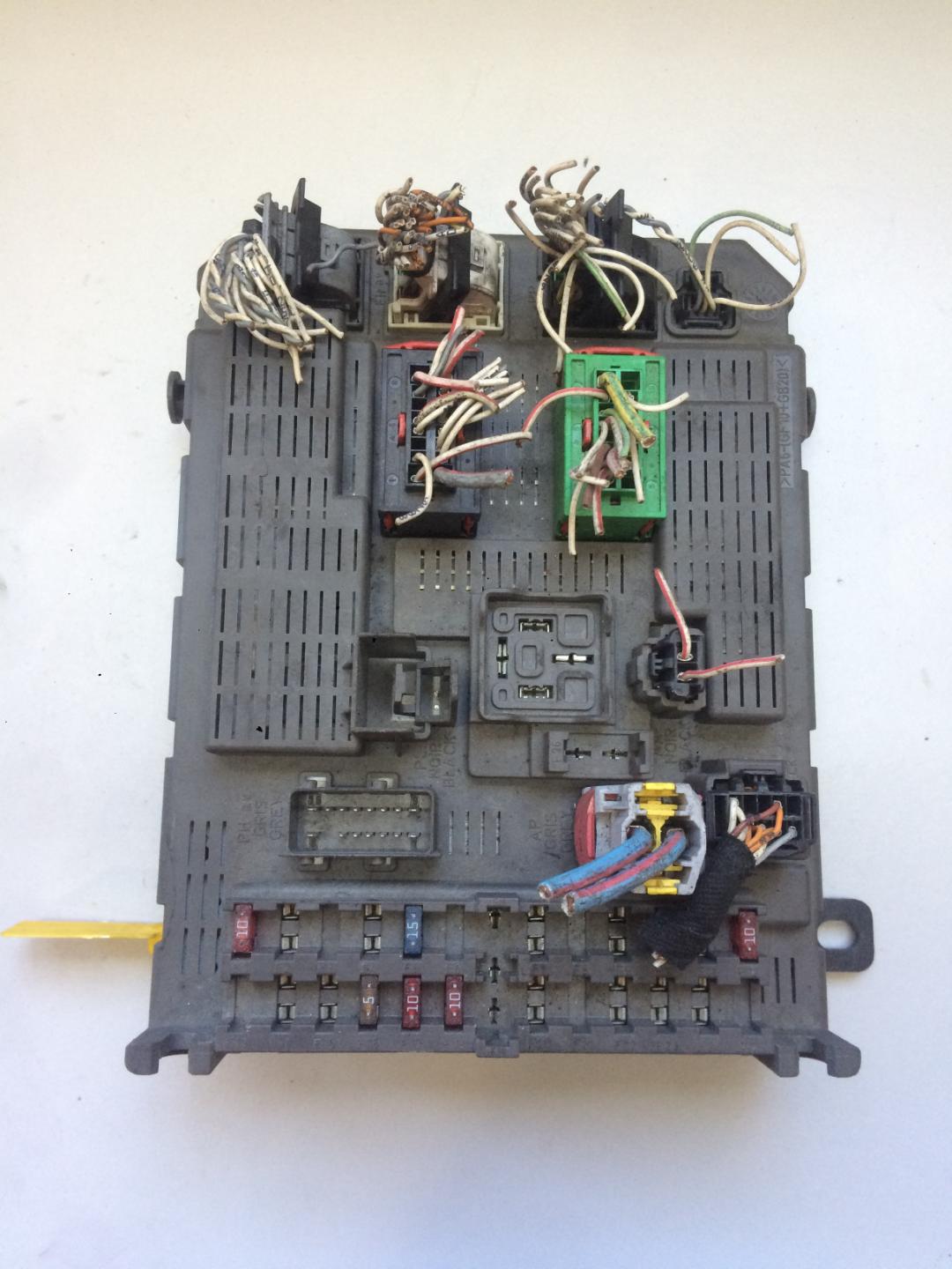 блок предохранителей Citroen C5 1 поколение 2003, 2.0 л., бензин, хетчбэк 5 дв., 9645352980 - фото №1