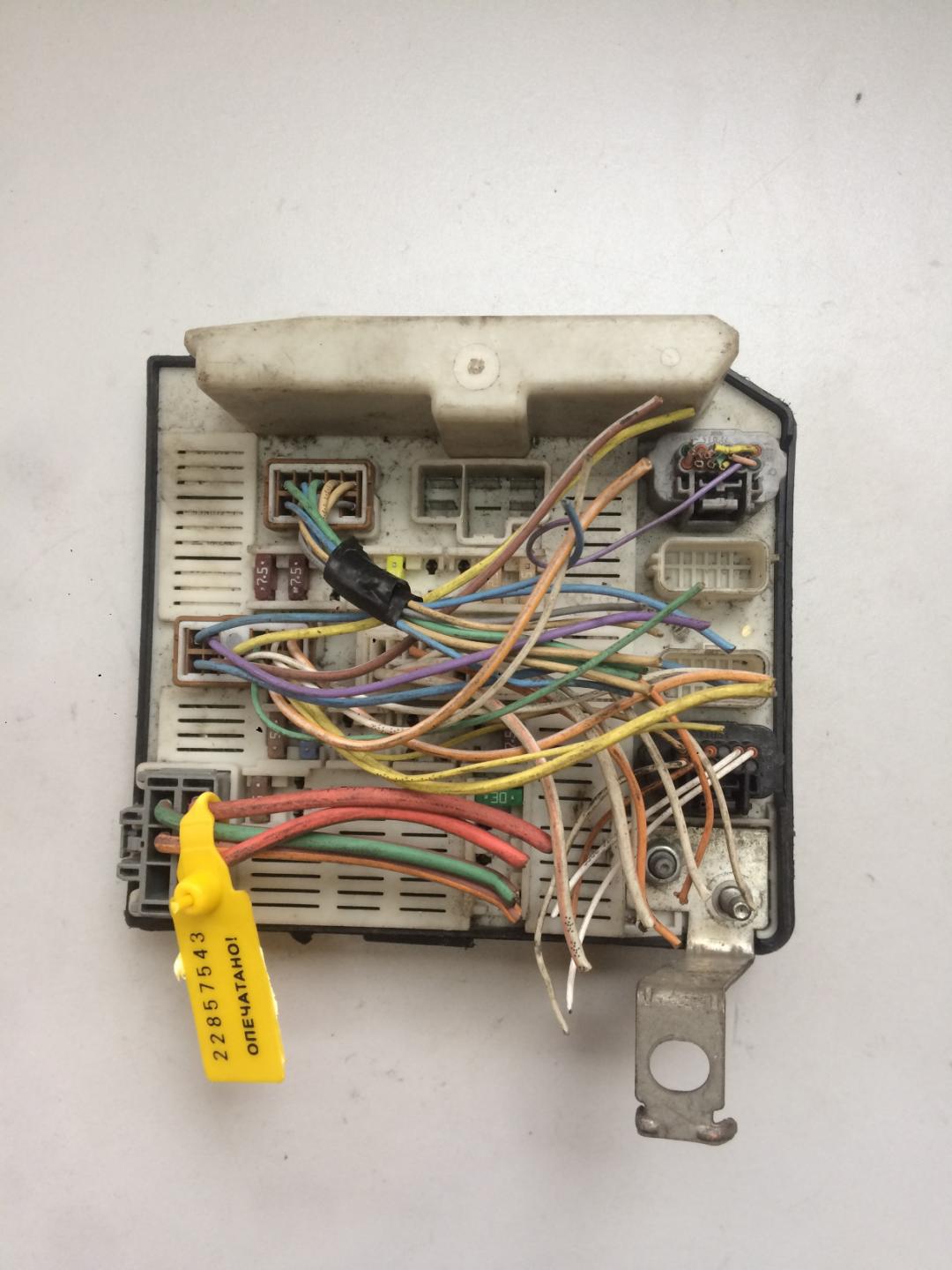 блок предохранителей Renault Megane 2 поколение 2004, 1.5 л., дизель, хетчбэк 5 дв., 8200481863G - фото №1